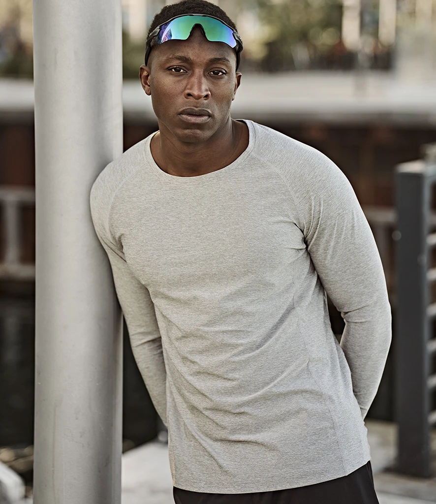 t7022-gme-model Tee Jays Long Sleeve CoolDry T-Shirt in Grey Melange, worn
