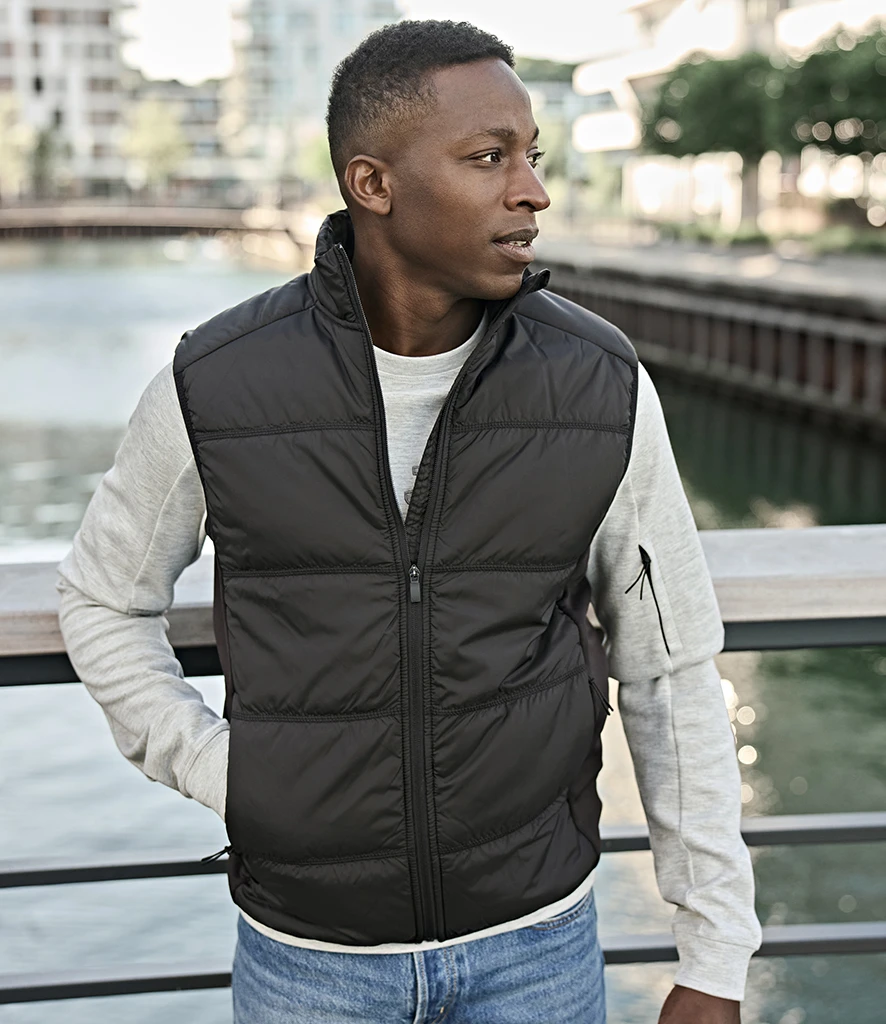 t9114-dpg-b-model Tee Jays Hybrid-Stretch Bodywarmer in Deep Green/Black, worn